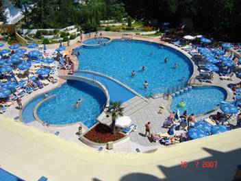   bazeni hotela u Zlatnim Pjascima, letovanje 2024 Bugarska